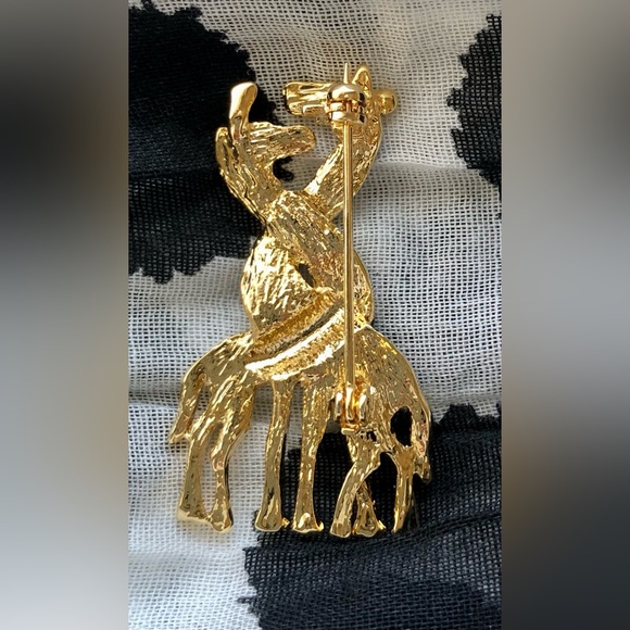Vintage Hugging Giraffes Brooch - Picture 3 of 6
